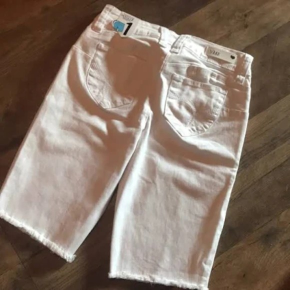 YMI Wanna Betta Butt? White Bermuda Shorts size 3 NWT - Picture 2 of 2